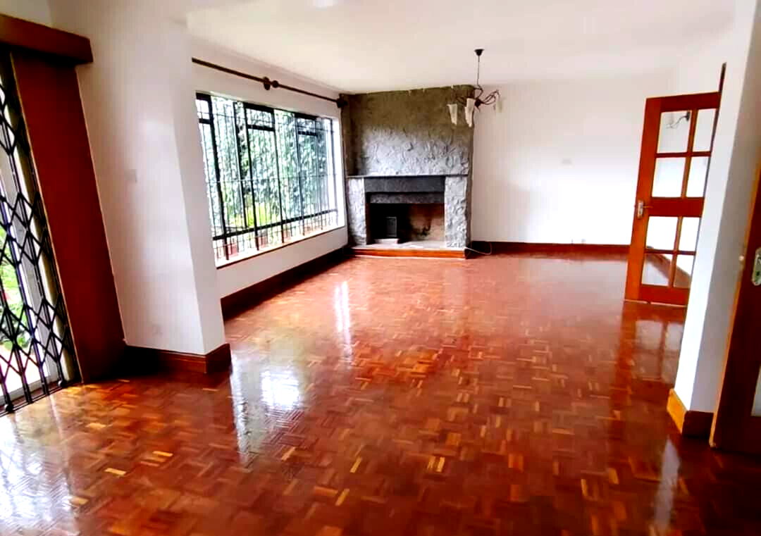 4-Ensuite Townhouse with Fireplace & British Kitchen - Lavington