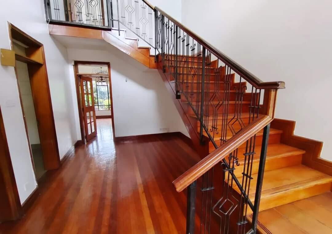 4-Ensuite Townhouse with Fireplace & British Kitchen - Lavington