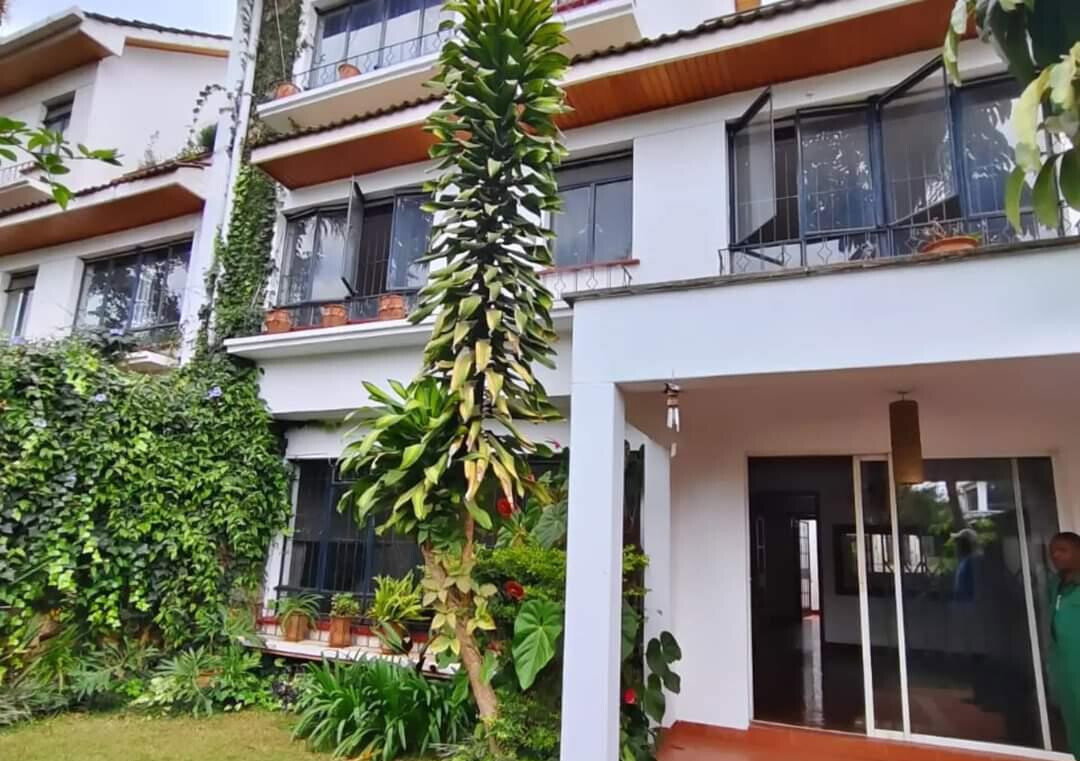 4-Ensuite Townhouse with Fireplace & British Kitchen - Lavington