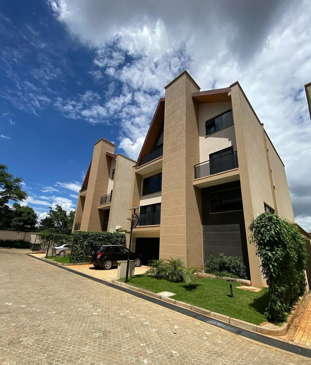 4BR Villa with Lift, Home Theater & Wine Cellar - Lavington