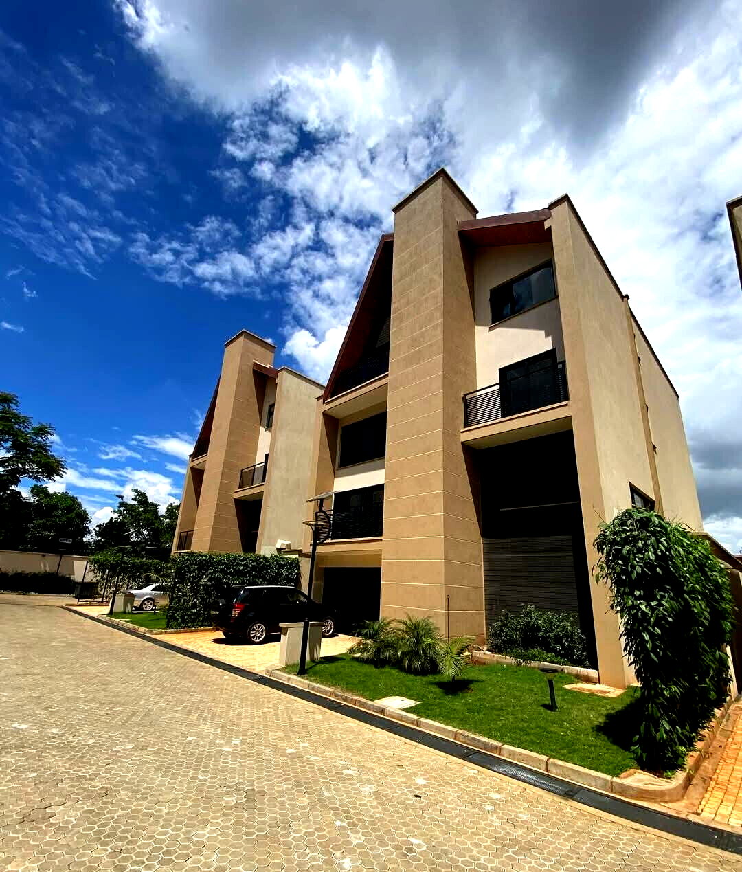 4BR Villa with Lift, Home Theater & Wine Cellar - Lavington