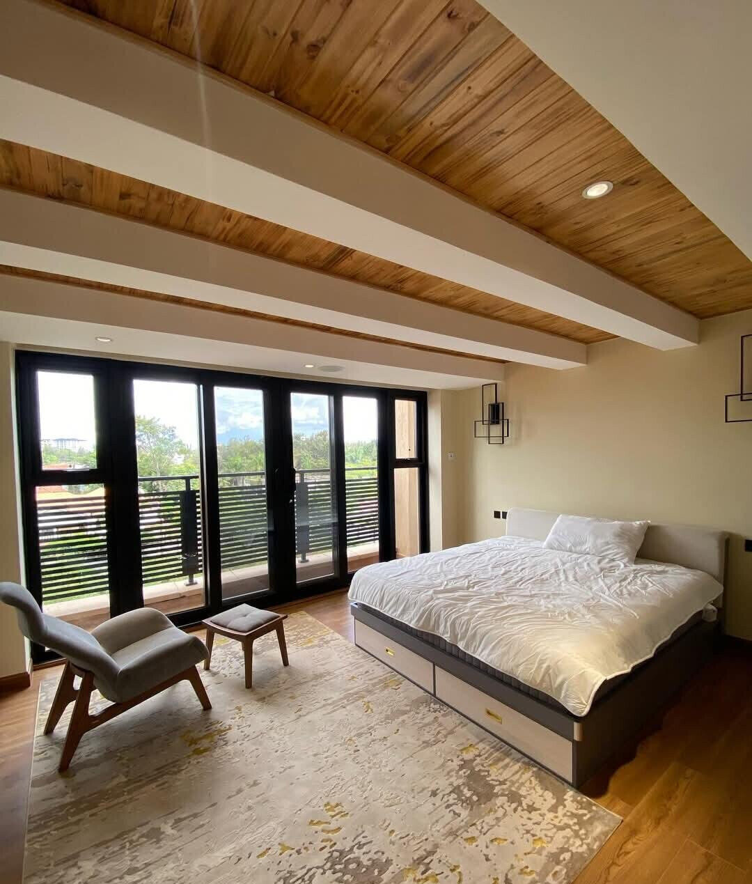 4BR Villa with Lift, Home Theater & Wine Cellar - Lavington