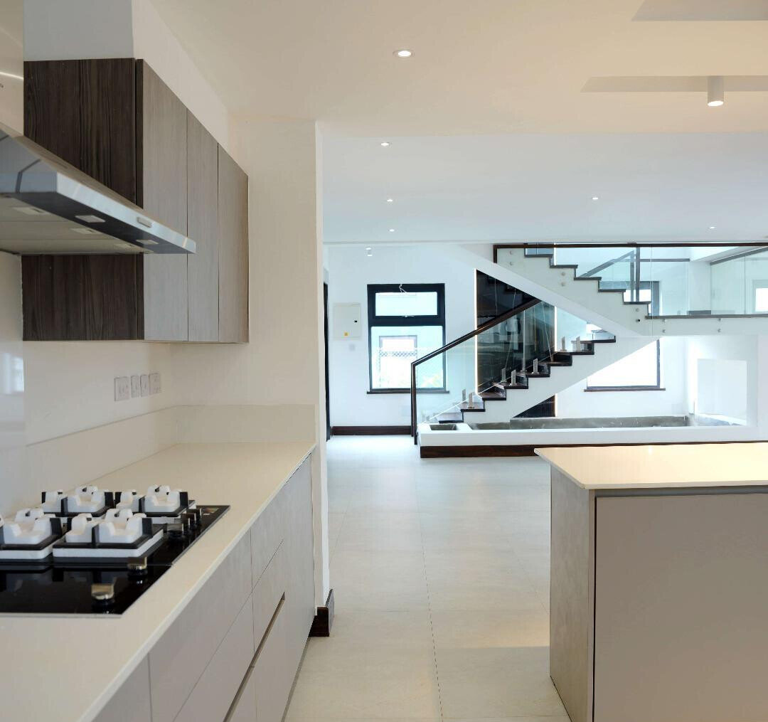 5BR Townhouse with Sunken Lounge & Fireplace - Kitisuru