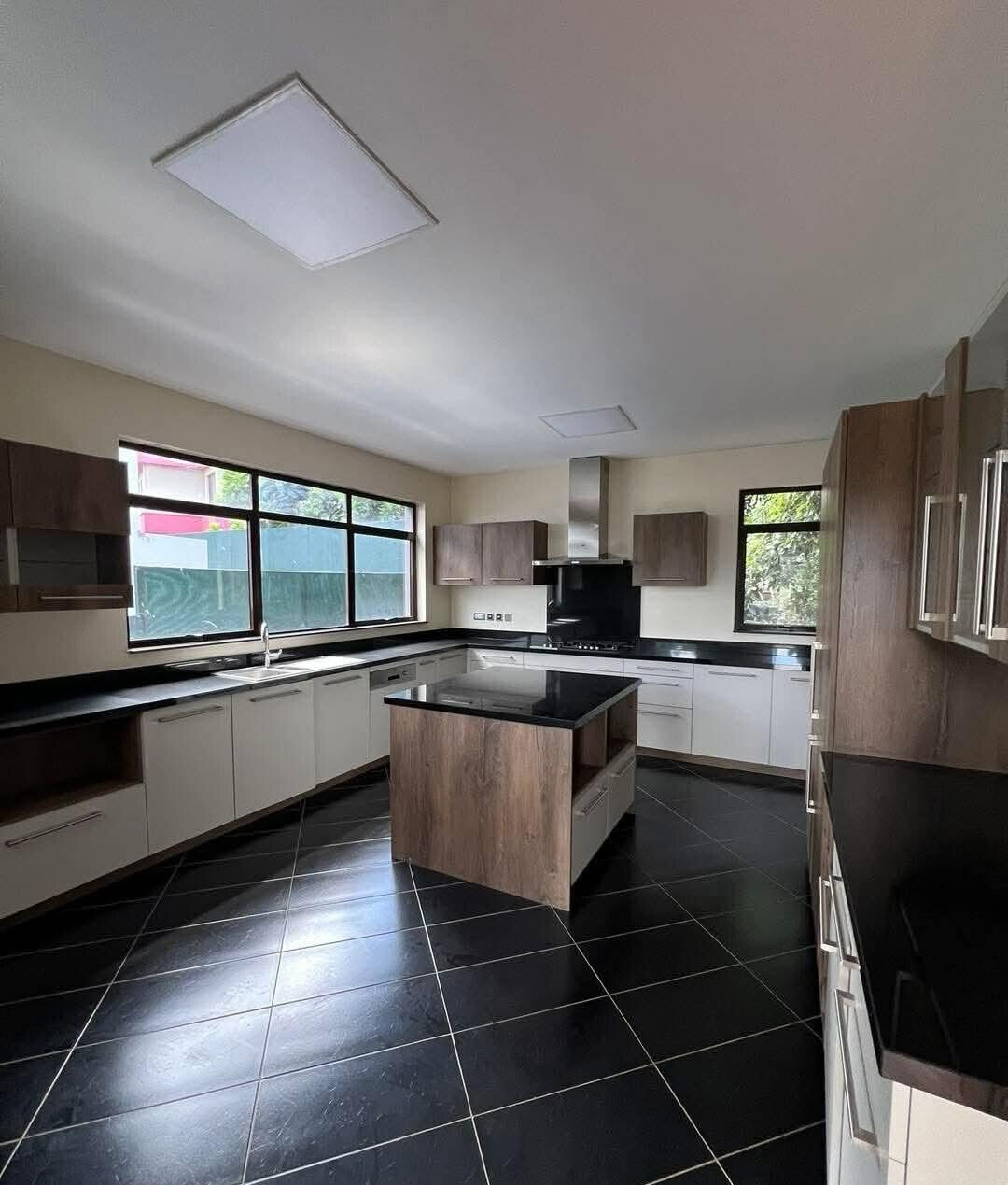 5-Ensuite Townhouse with Rooftop Terrace & DSQ - Lavington