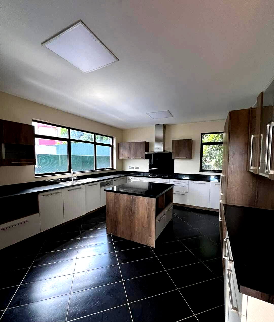 5-Ensuite Townhouse with Rooftop Terrace & DSQ - Lavington