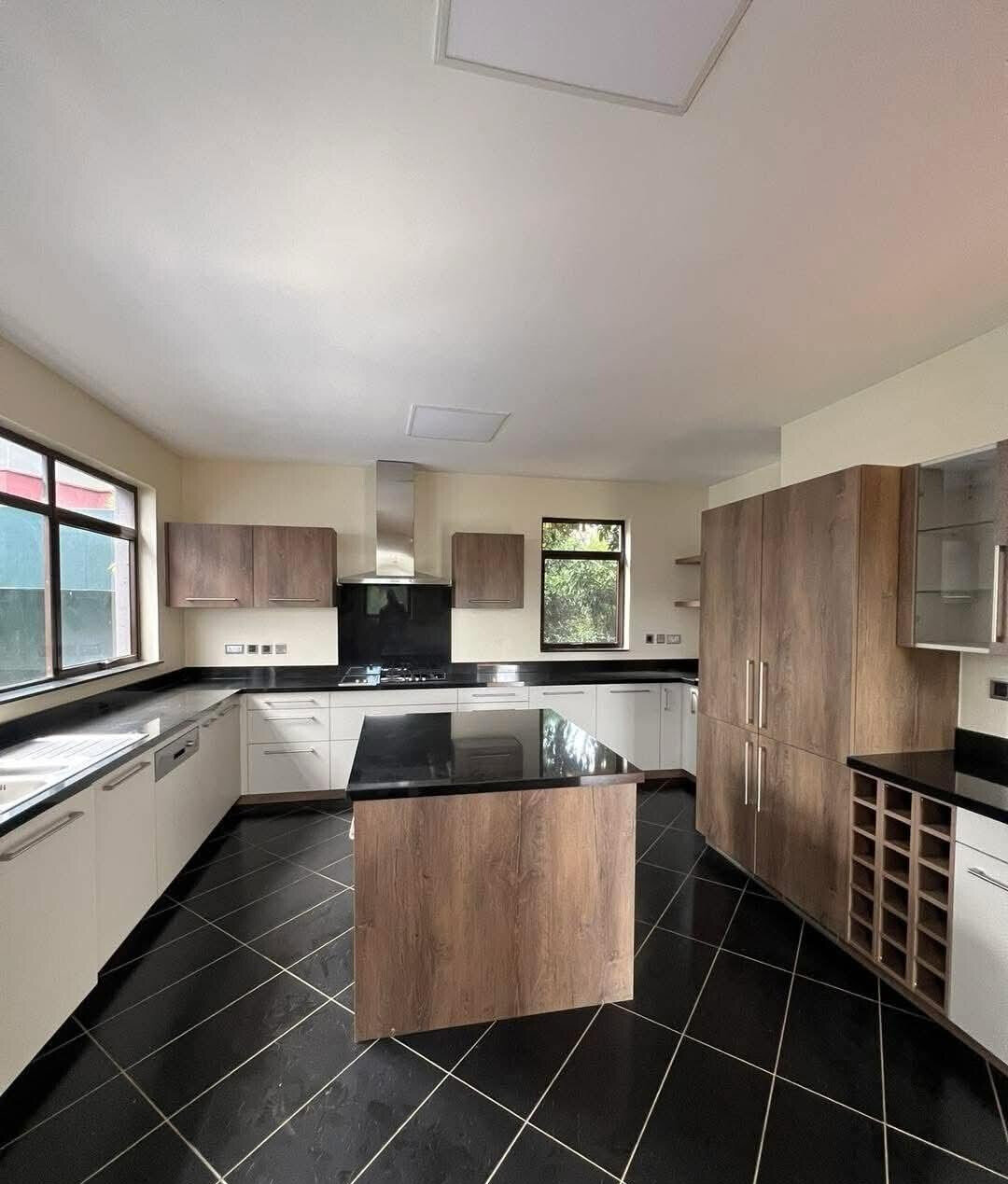 5-Ensuite Townhouse with Rooftop Terrace & DSQ - Lavington