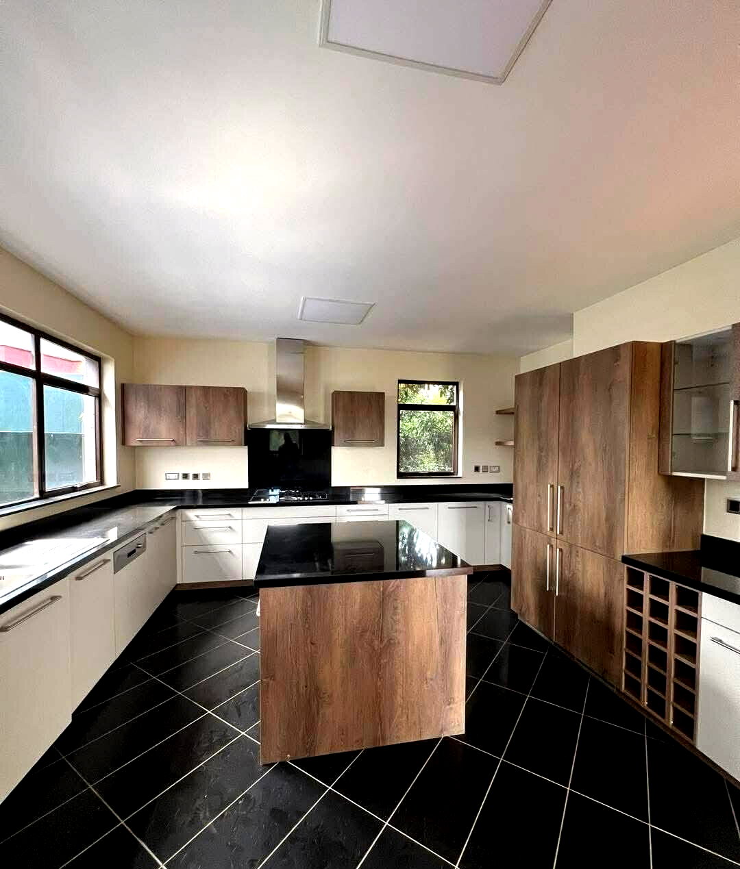 5-Ensuite Townhouse with Rooftop Terrace & DSQ - Lavington