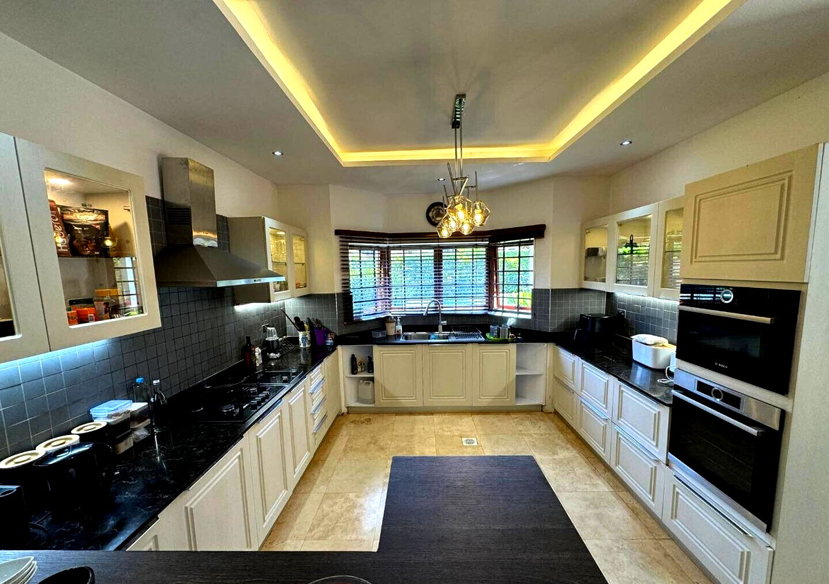 5BR All-Ensuite Villa with DSQ & Gym in 39-Home Estate - Old Runda