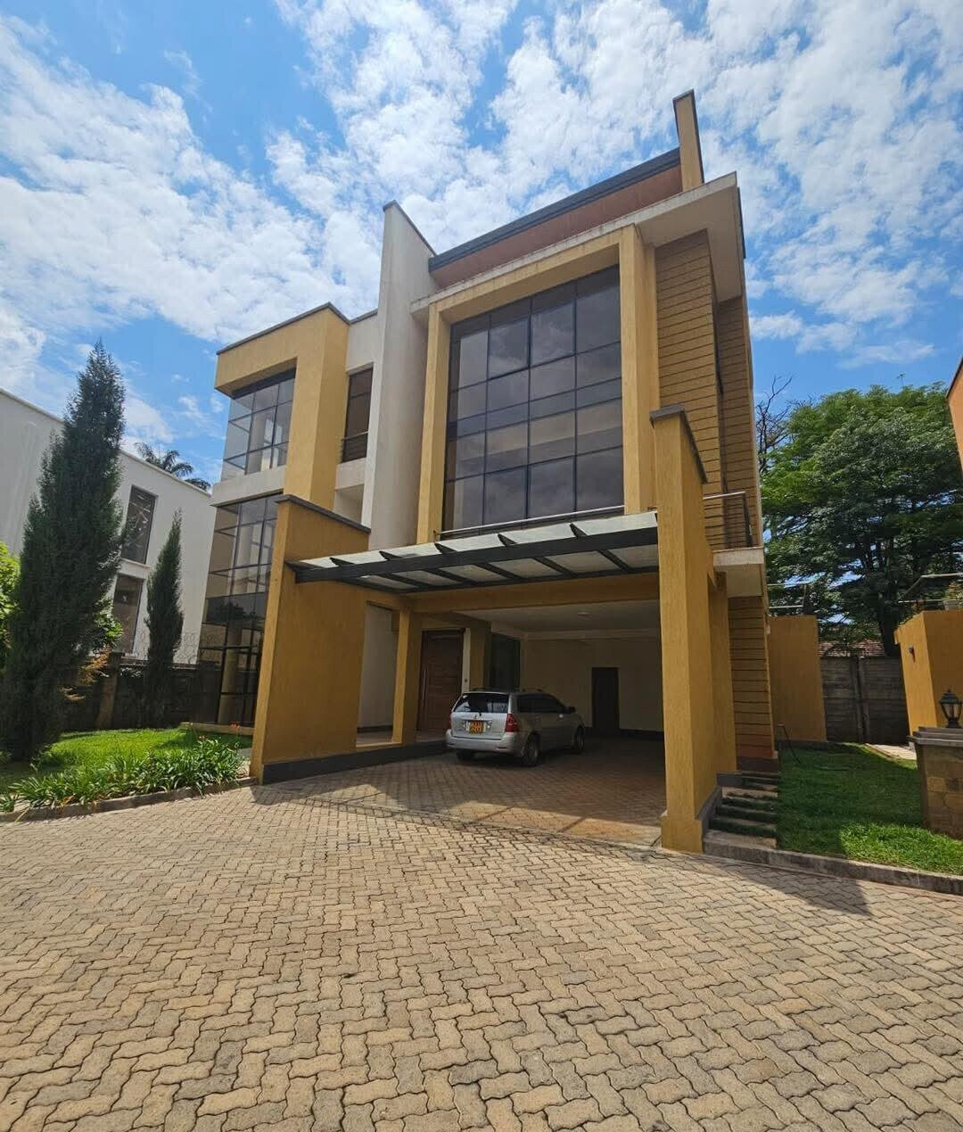 5-Ensuite Townhouse with Rooftop Terrace & Solar - Lavington