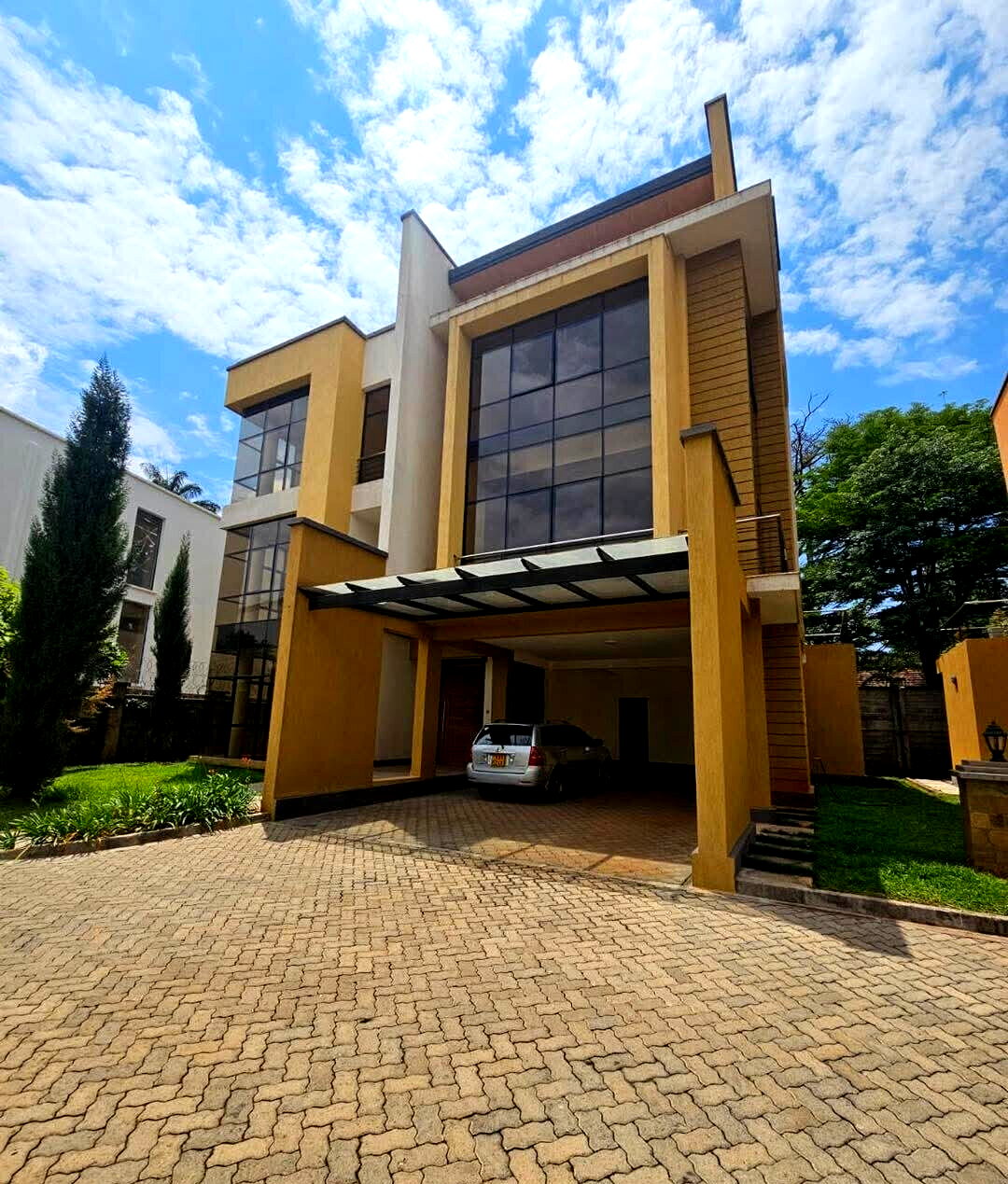 5-Ensuite Townhouse with Rooftop Terrace & Solar - Lavington