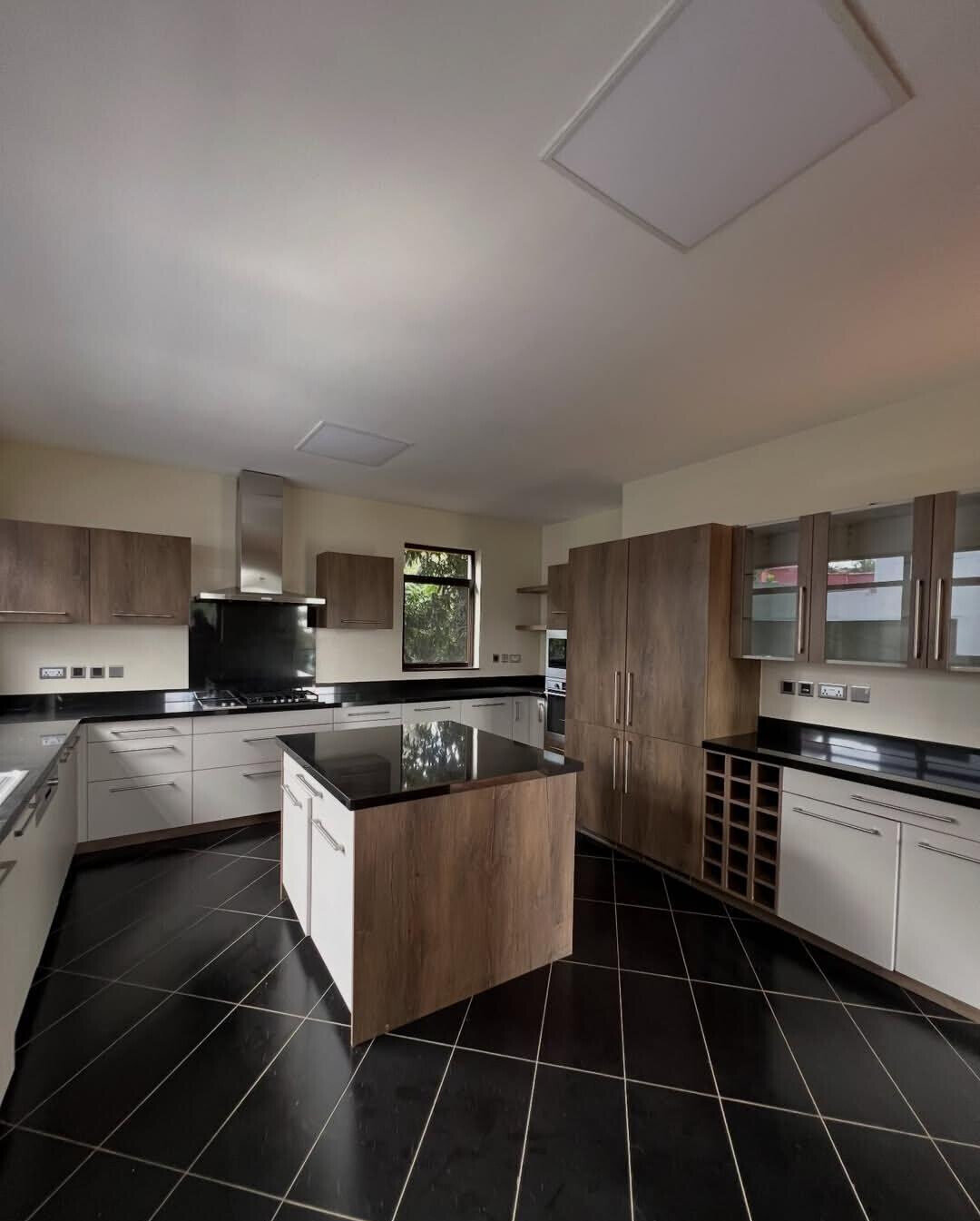 5-Ensuite Townhouse with Rooftop Terrace & Solar - Lavington