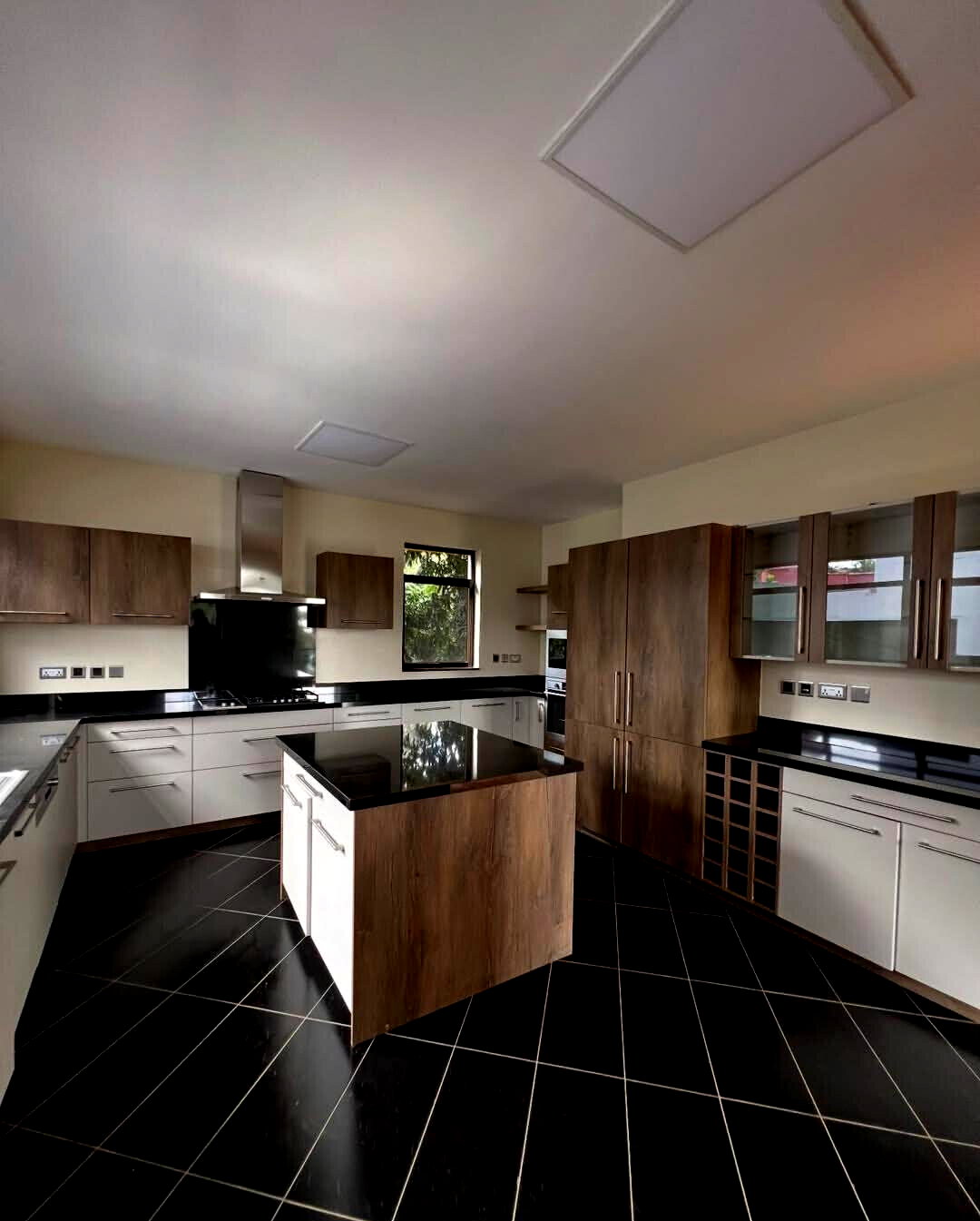 5-Ensuite Townhouse with Rooftop Terrace & Solar - Lavington