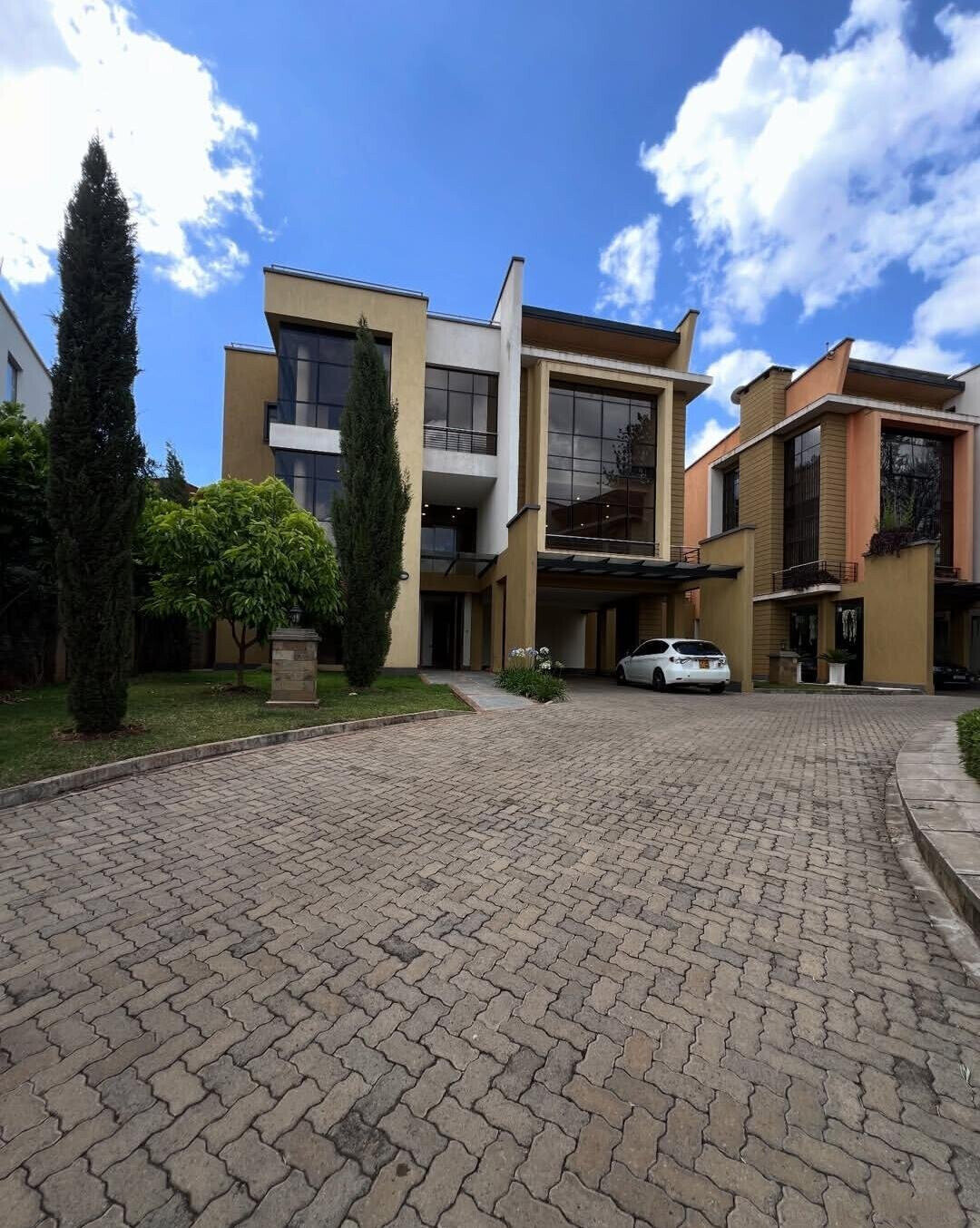 5-Ensuite Townhouse with Rooftop Terrace & Solar - Lavington