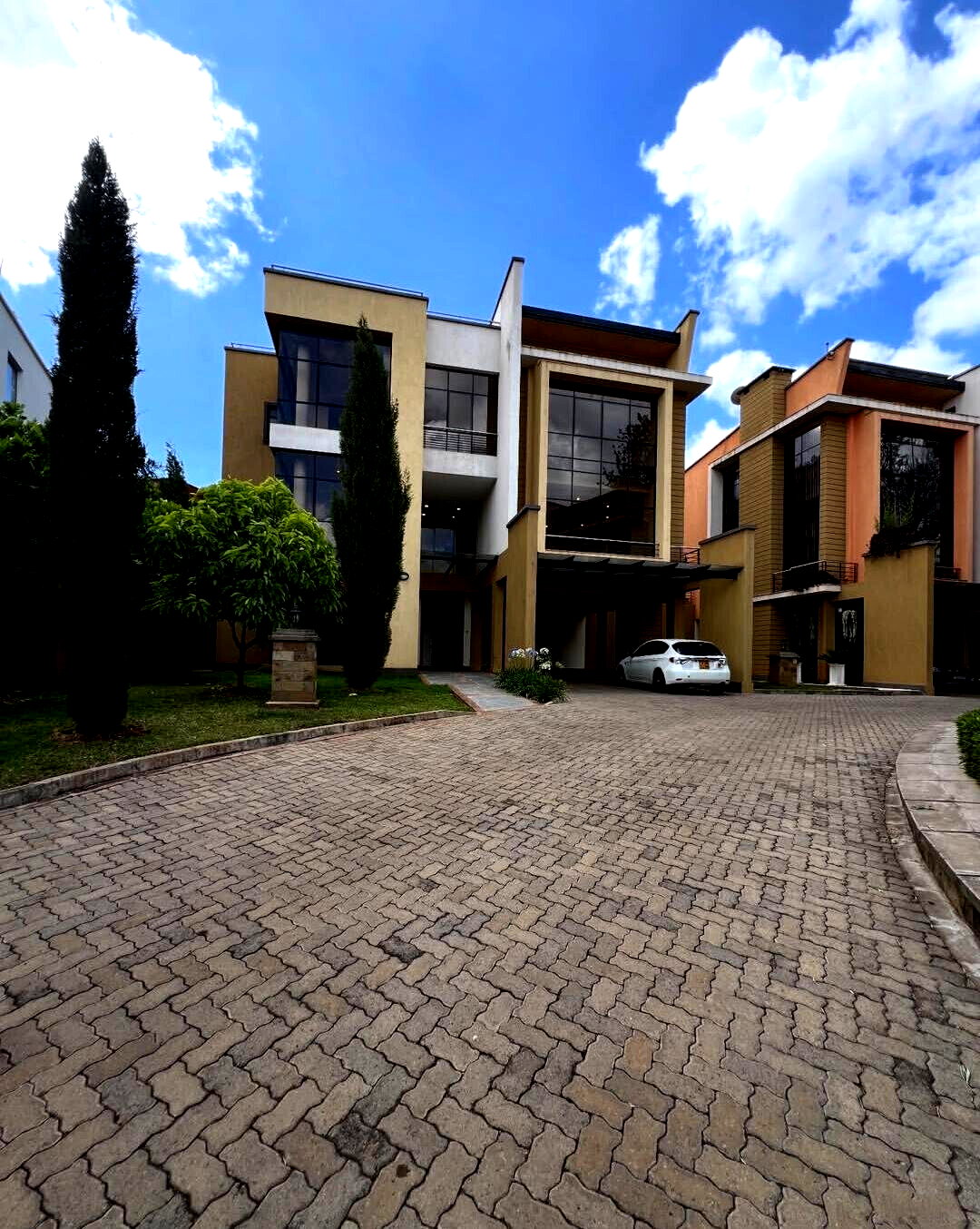 5-Ensuite Townhouse with Rooftop Terrace & Solar - Lavington
