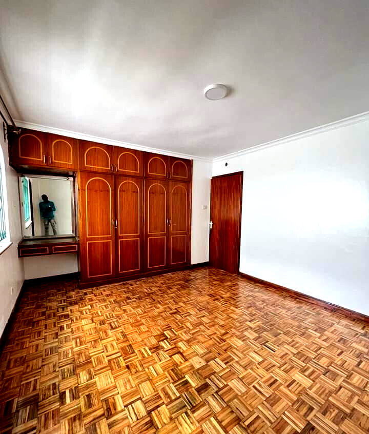 Renovated 4BR Townhouse with DSQ & Garden - Lavington