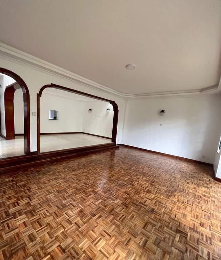Renovated 4BR Townhouse with DSQ & Garden - Lavington