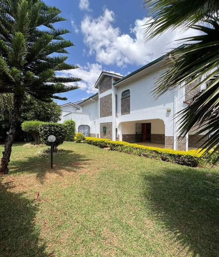 Renovated 4BR Townhouse with DSQ & Garden - Lavington