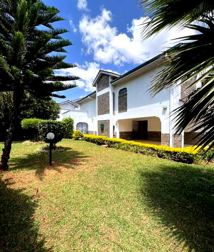 Renovated 4BR Townhouse with DSQ & Garden - Lavington