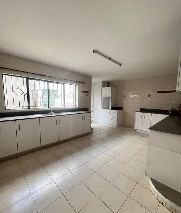 Renovated 4BR Townhouse with DSQ & Garden - Lavington