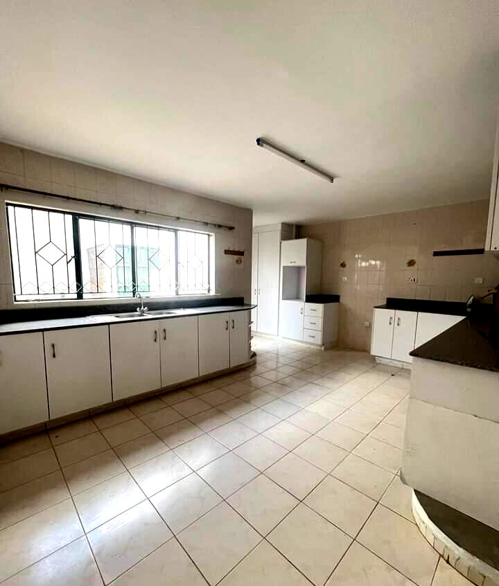 Renovated 4BR Townhouse with DSQ & Garden - Lavington