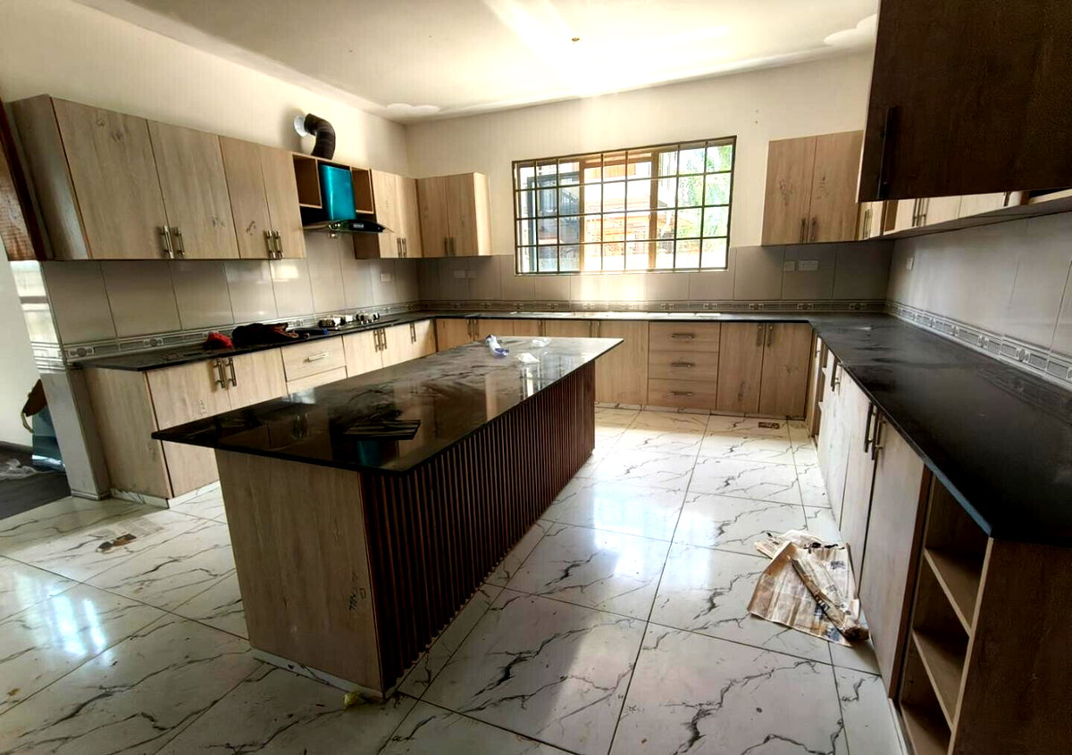6-Bed Maisonette on Half Acre with Gym & Sauna – Karen