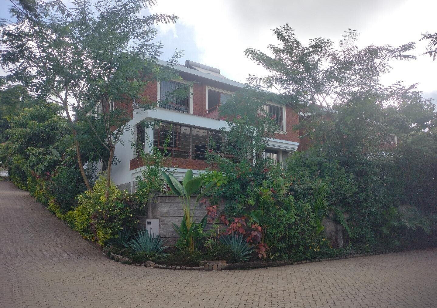 5BR Open-Concept Townhouse with Breakfast Bar - Spring Valley