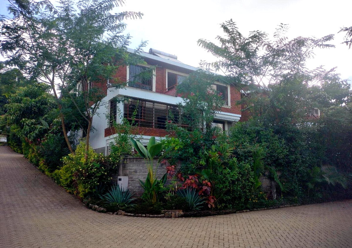 5BR Open-Concept Townhouse with Breakfast Bar - Spring Valley