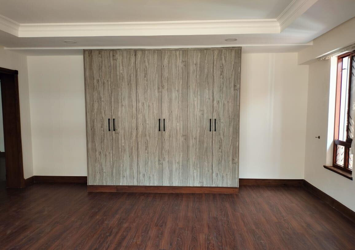 5BR Open-Concept Townhouse with Breakfast Bar - Spring Valley