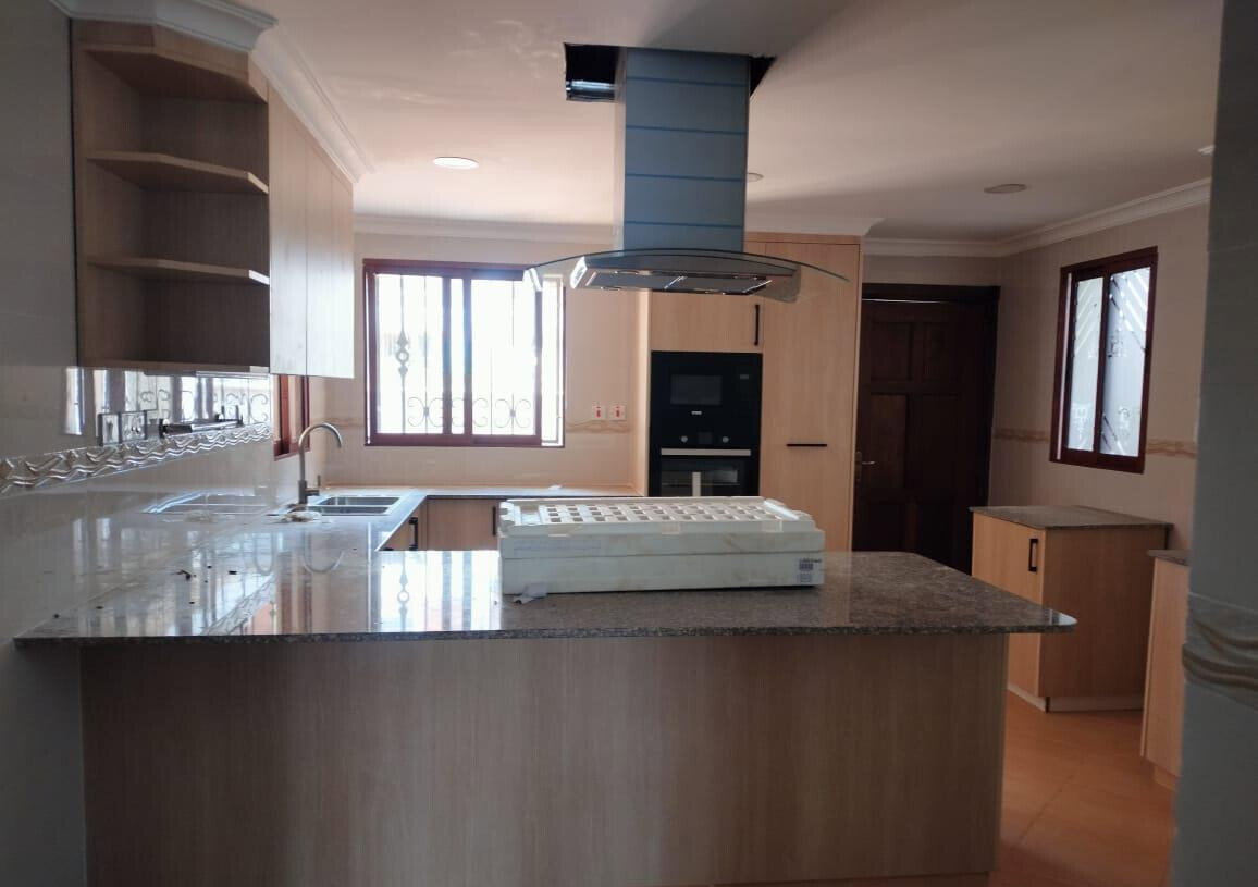 5BR Open-Concept Townhouse with Breakfast Bar - Spring Valley