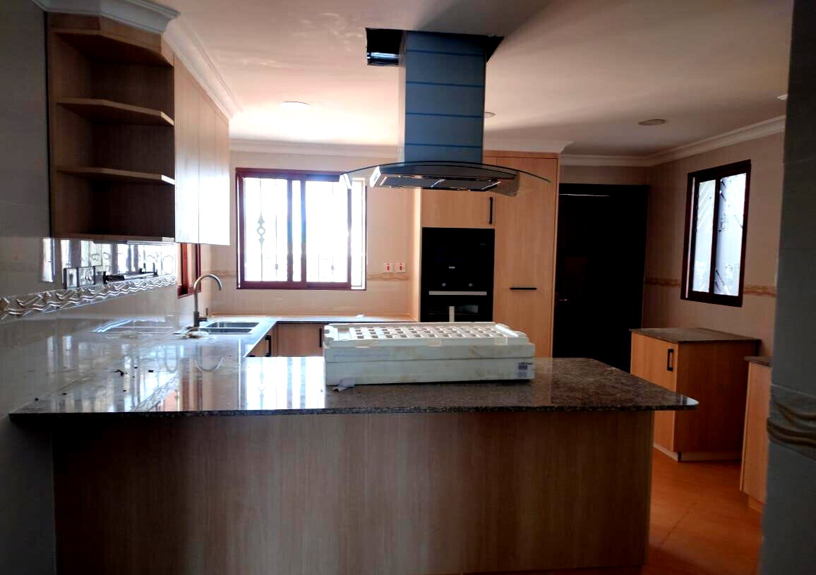 5BR Open-Concept Townhouse with Breakfast Bar - Spring Valley
