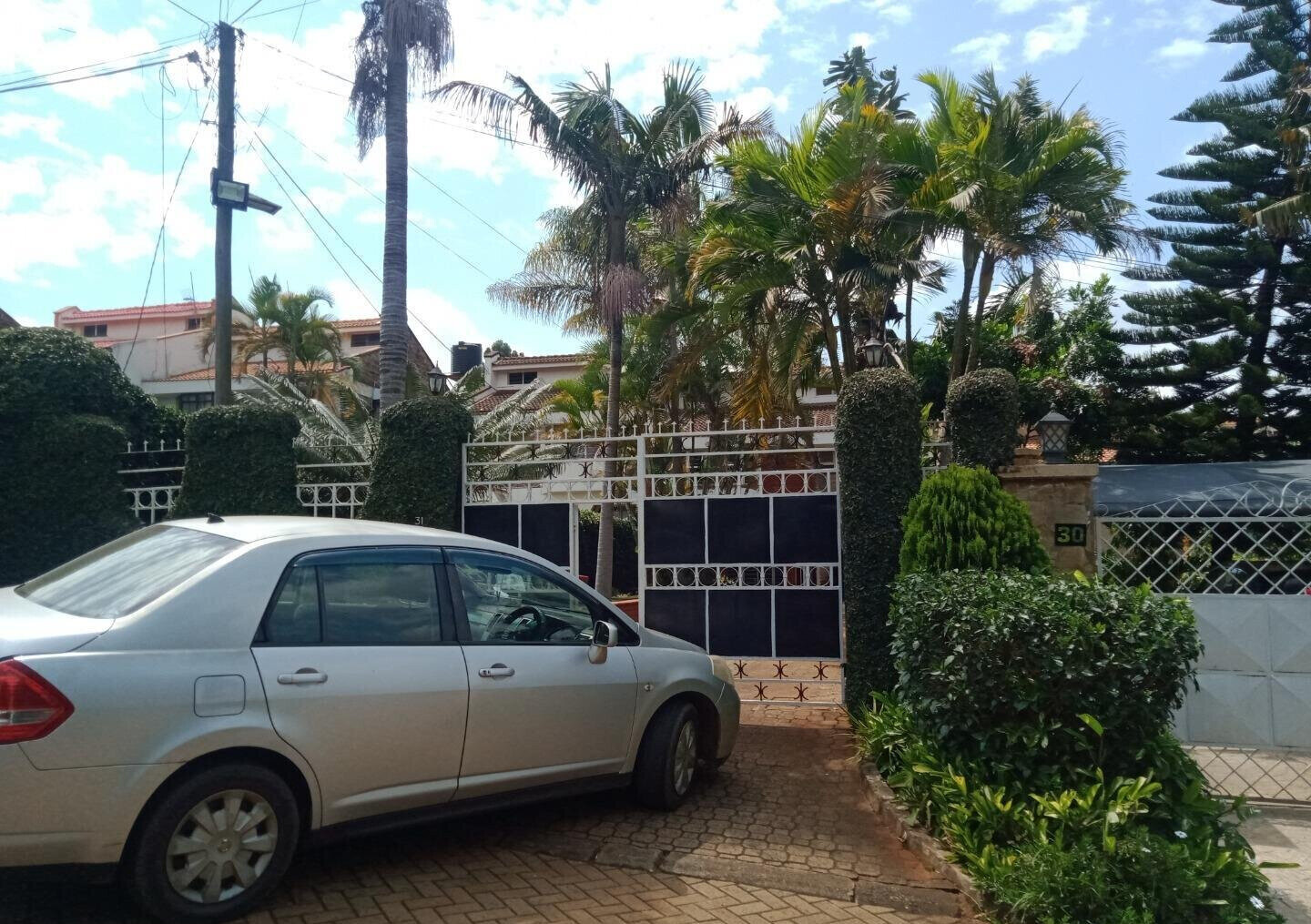 Modernised 4BR Townhouse with SQ & Private Garden - Westlands