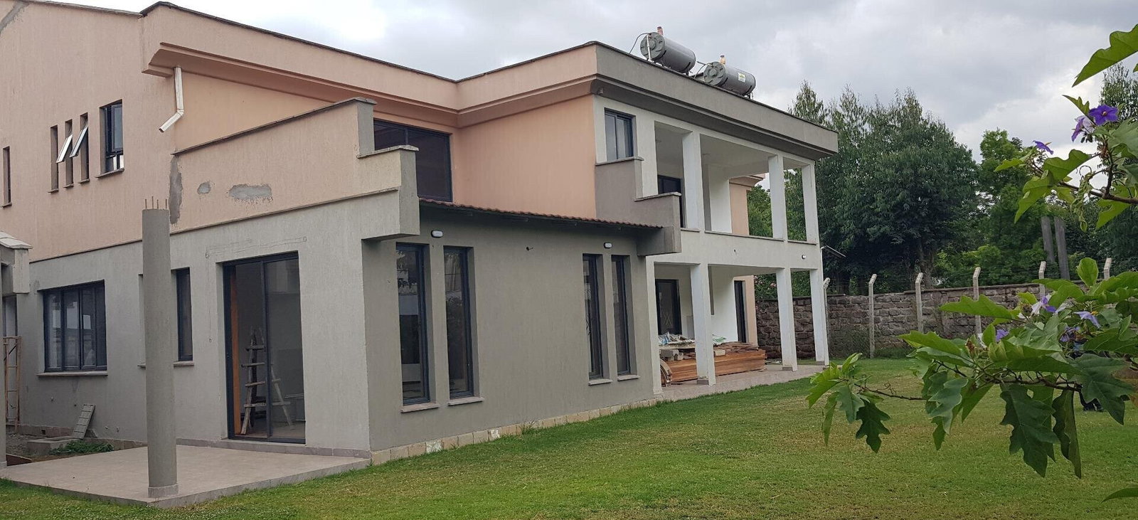 Quiet 5-Bed Townhouse with Fireplace & DSQ - Lavington