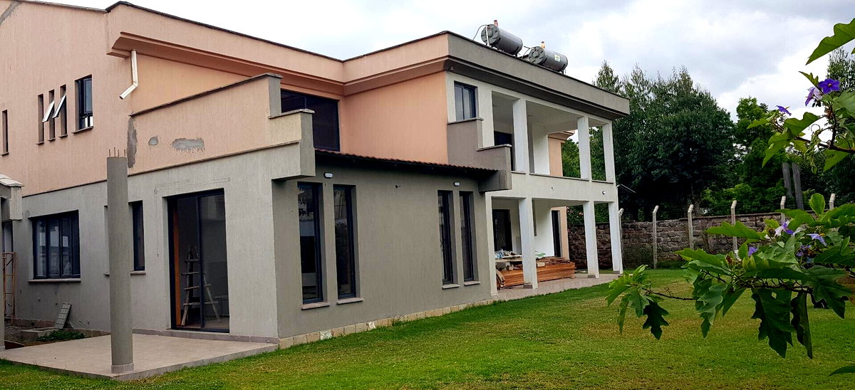 Quiet 5-Bed Townhouse with Fireplace & DSQ - Lavington