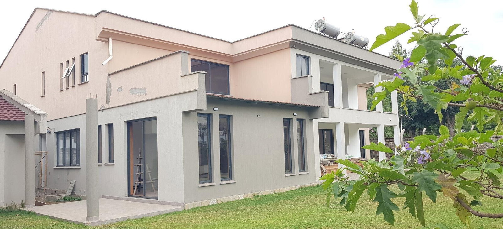 Quiet 5-Bed Townhouse with Fireplace & DSQ - Lavington