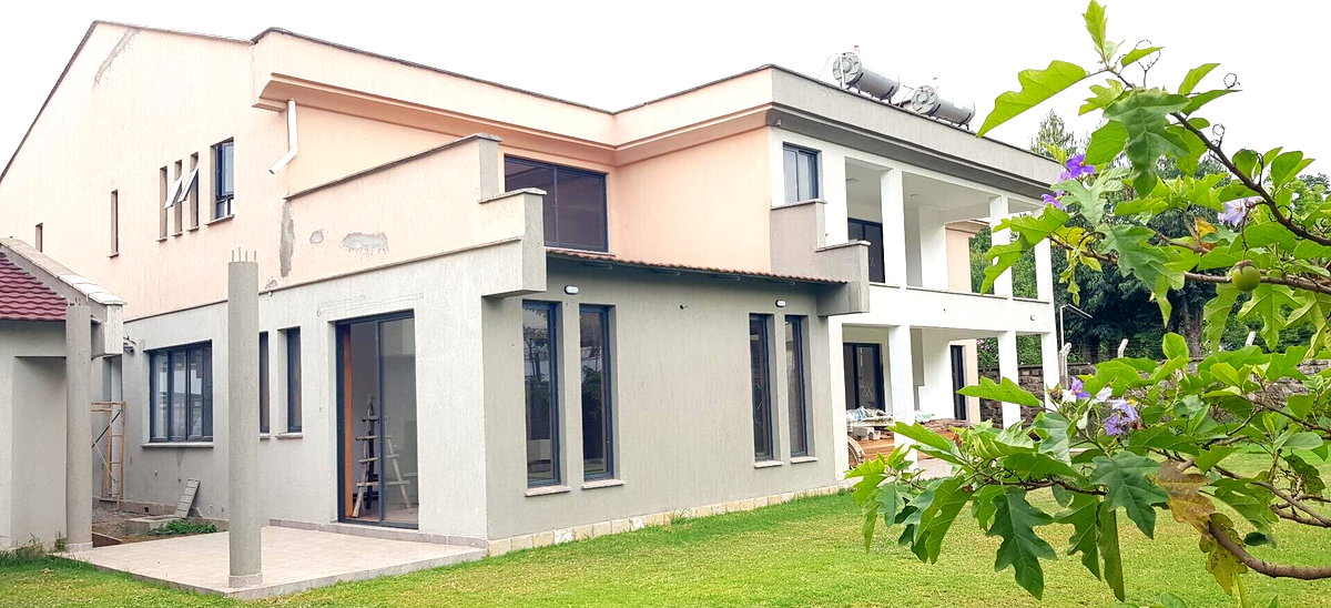 Quiet 5-Bed Townhouse with Fireplace & DSQ - Lavington