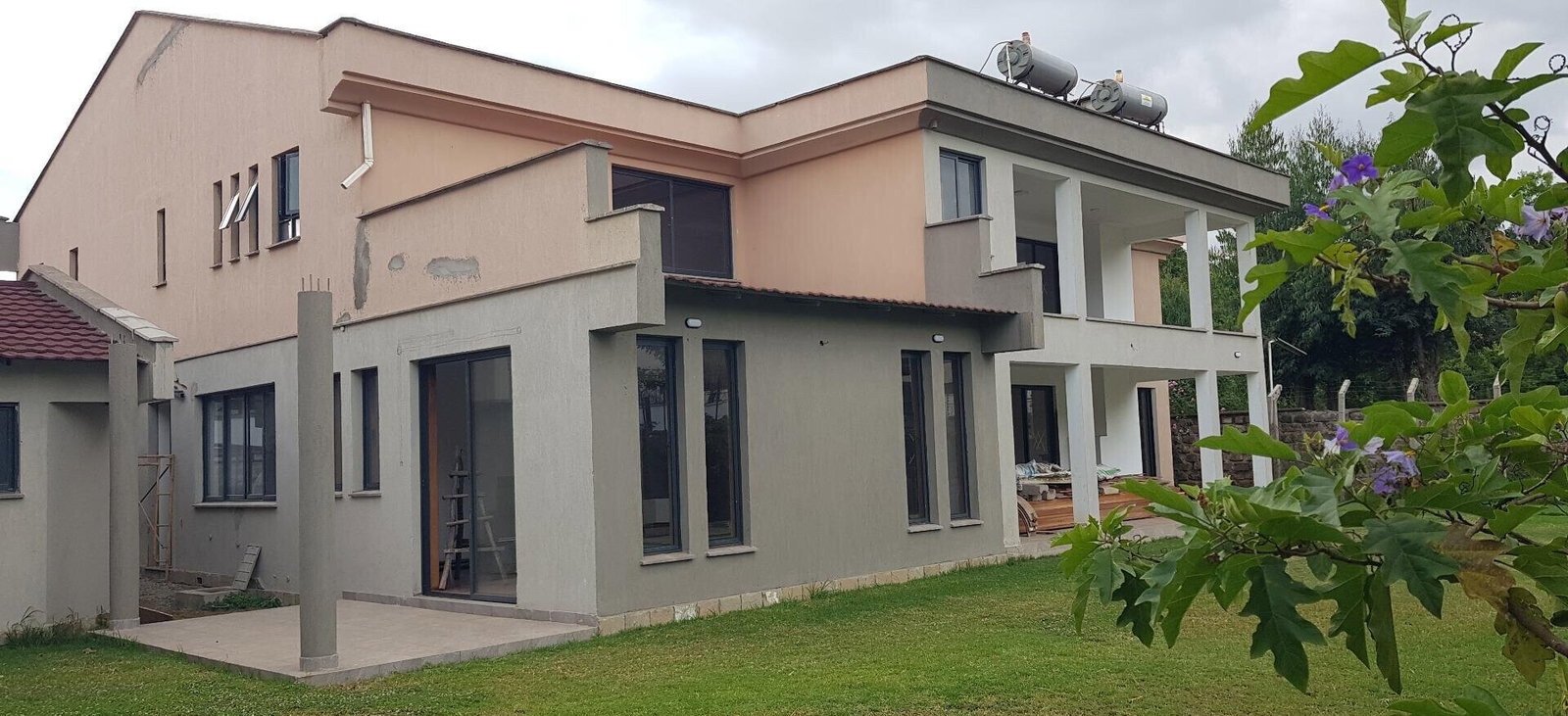 Quiet 5-Bed Townhouse with Fireplace & DSQ - Lavington