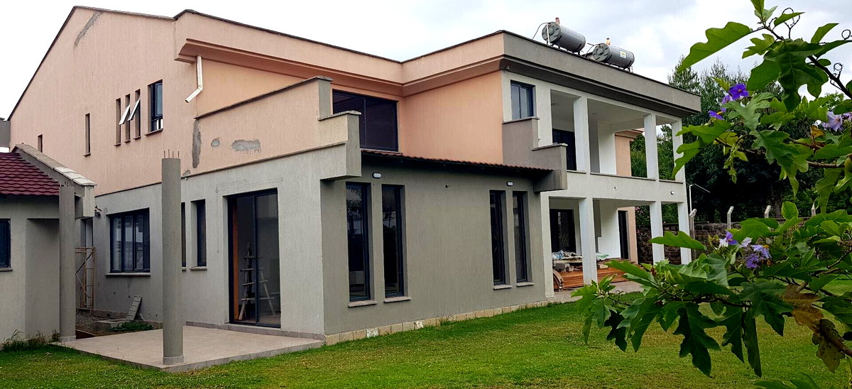 Quiet 5-Bed Townhouse with Fireplace & DSQ - Lavington
