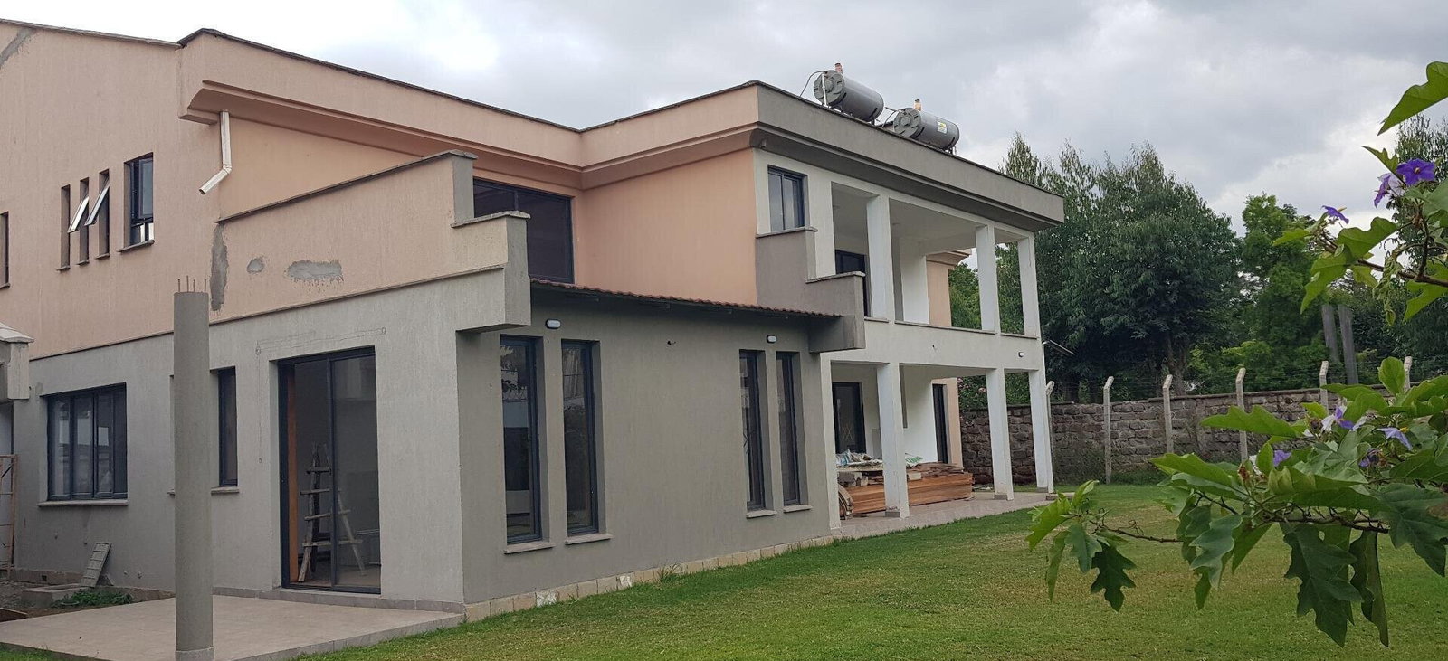Quiet 5-Bed Townhouse with Fireplace & DSQ - Lavington