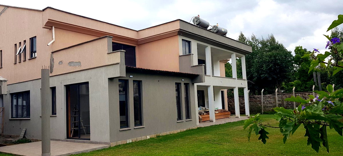 Quiet 5-Bed Townhouse with Fireplace & DSQ - Lavington