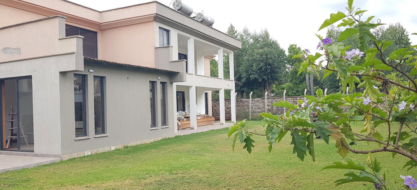 Quiet 5-Bed Townhouse with Fireplace & DSQ - Lavington