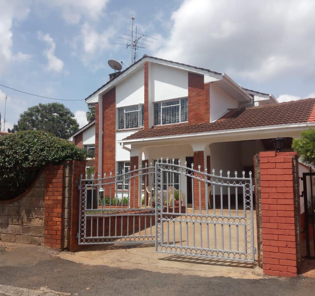 4-Bed Townhouse with Private Garden & DSQ - Lavington