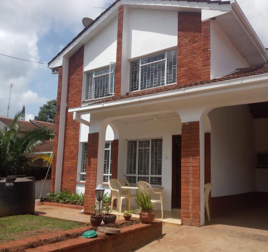 4-Bed Townhouse with Private Garden & DSQ - Lavington