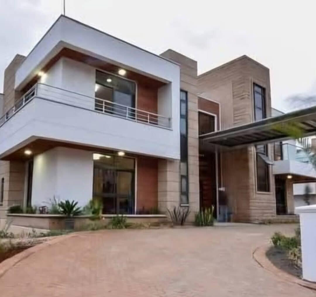 5-Ensuite Villa with Pool Access on Half-Acre – Karen