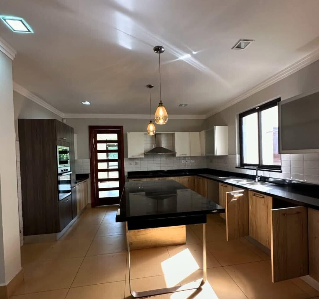 5-Ensuite Villa with Pool Access on Half-Acre – Karen