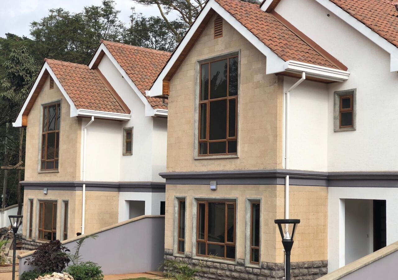 Classic 5-Ensuite Townhouse with Jacuzzi & Mature Garden - Lavington