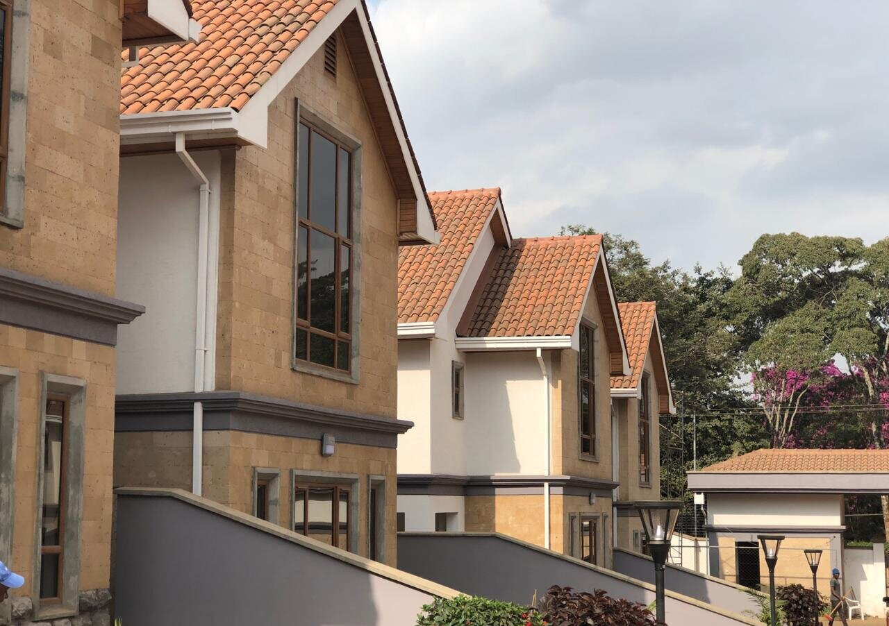 Classic 5-Ensuite Townhouse with Jacuzzi & Mature Garden - Lavington