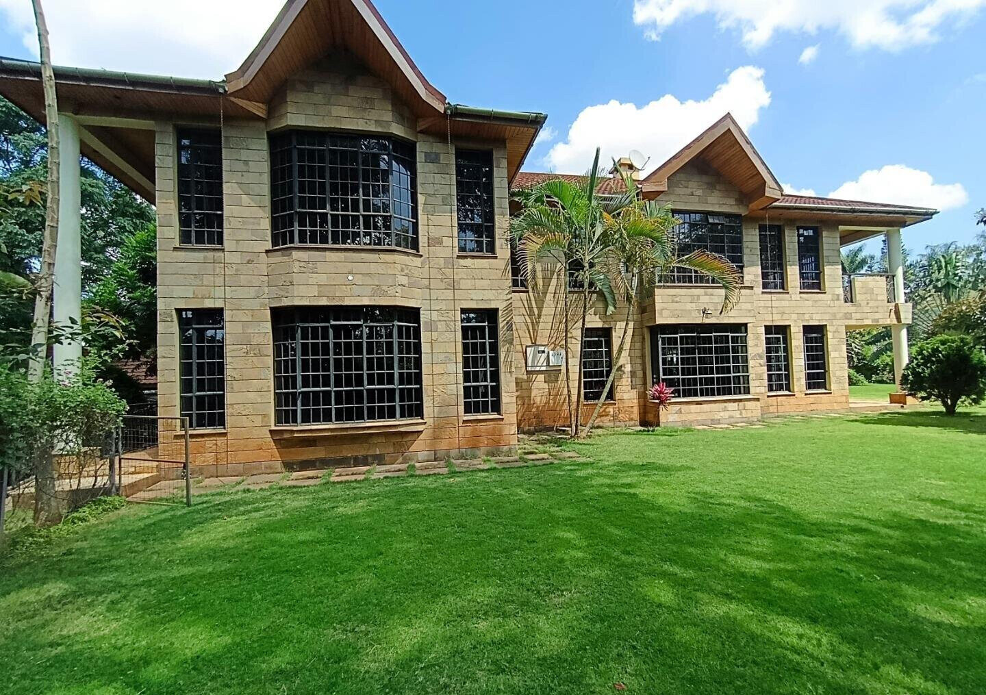 Luxury 4BR Haven with Garden
