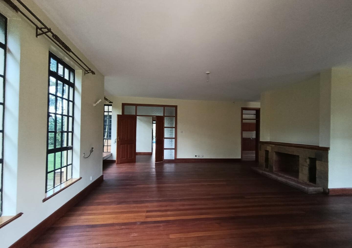 Luxury 4BR Haven with Garden
