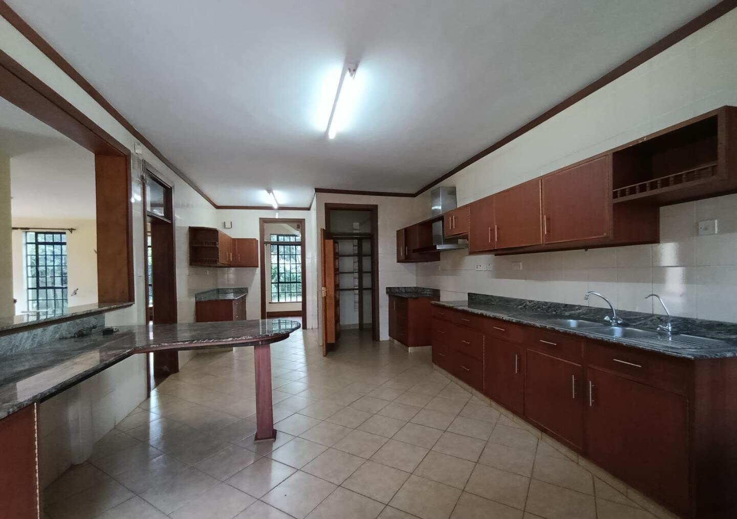 Luxury 4BR Haven with Garden