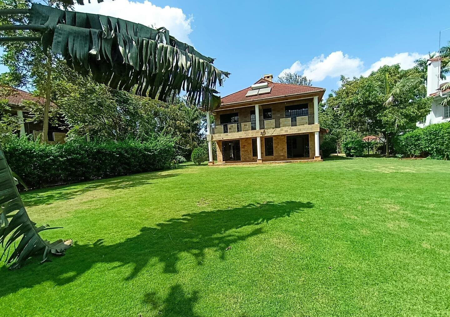Luxury 4BR Haven with Garden